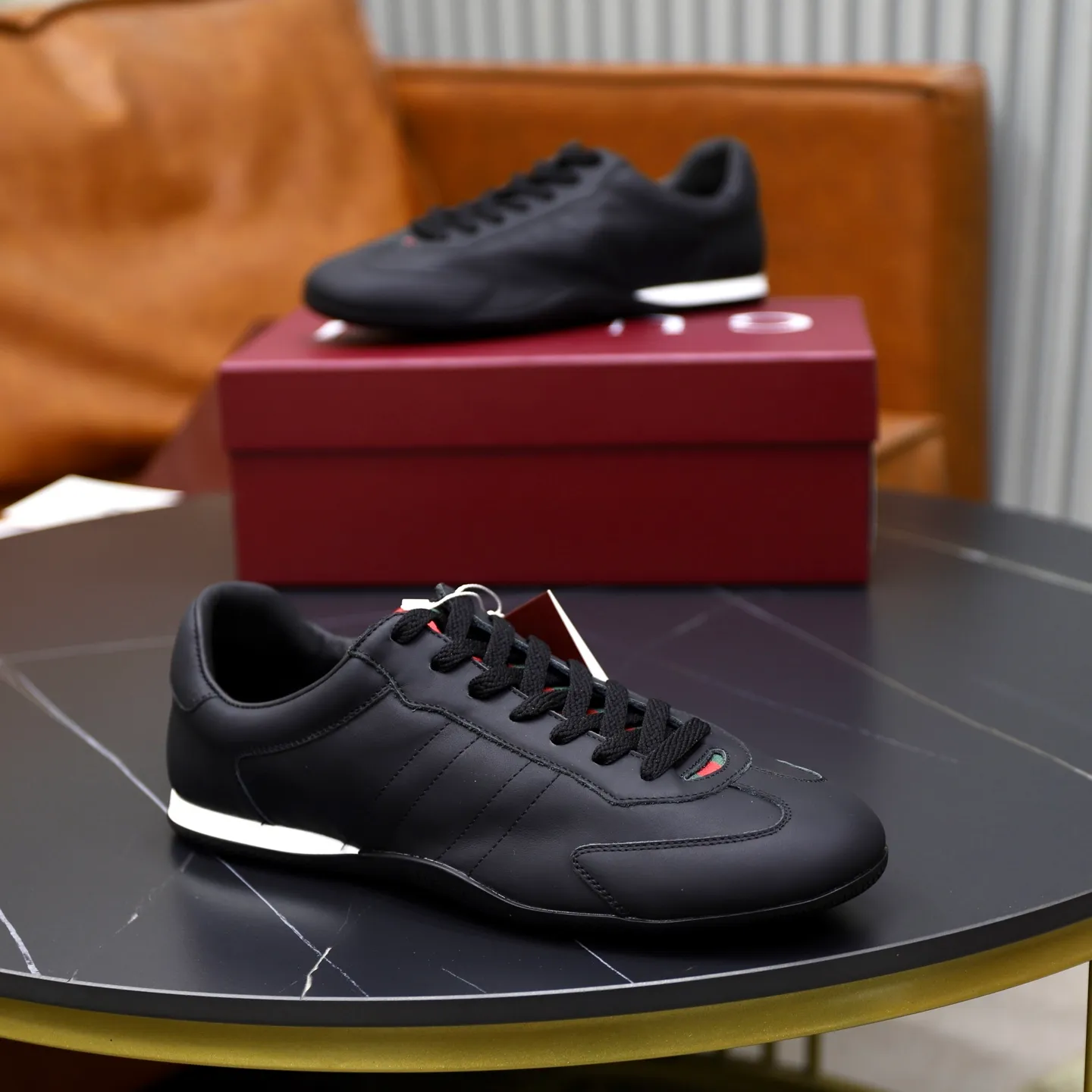 Ex-factory price: 580💰💰Gucci Shift series couple's sports shoes ❗❗ The Gucci Shift series is newly launched, with a lightweight design that reinterprets sports style. The neat silhouette adds a sense of freedom and exudes sophistication when moving. The webbing detail runs like an endless ribbon throughout the design, and the side seam details add a finishing touch. ❗Original development ❗Washed effect cowhide upper ❗Two-color Tpu outsole ❗Size: Female 35-41 Male 39-45